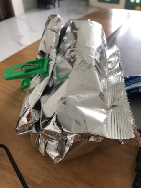 Sản phẩm anh anh thì ok nhưng không hiểu sao có sự chênh lệch rất lớn giữa giá cả của sản phẩm bán trên sàn thương mại điện tử và sản phẩm bán trong các siêu thị. Giá cả trong siêu thị thậm chí gấp đôi. Không biết các sản phẩm bán trên sàn thương mại điện tử này có phải là hàng chính hãng thật hay không mà giá cả rẻ hơn hẳn như vậy.