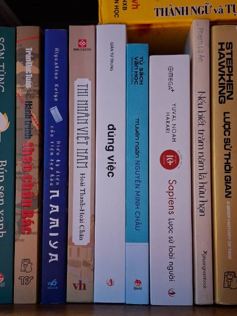 Sách đẹp, giao nhanh, nhanh hơn nhiều với sàn s lại rẻ hơn. Mua sách cứ mua ở tiki trading vừa rẻ lại giao nhanh. Nhưng sách hay bị df 🥲 dù cuốn này có bọc seal. Nhưng cuốn này đẹp, với gu mình là đứa tối giản mình rất thích. Mỗi tội màu trắng hay sợ dơ thôi. Rẻ hơn với so mua ở nhà sách. Cuốn này có gáy với đánh dấu trang rất tri thức :)) mong nội dung như kỳ vọng