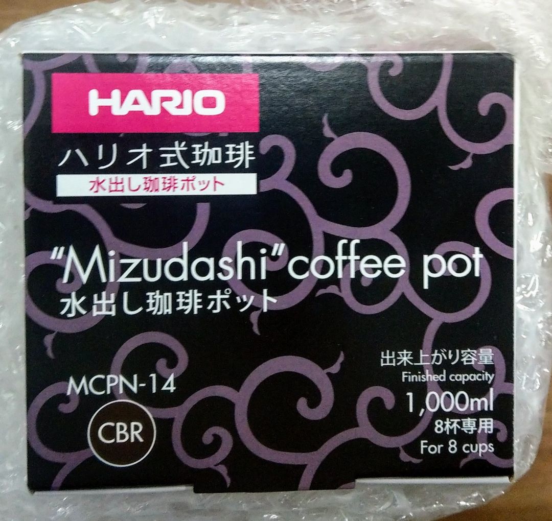 Nghe nói Cold Brew pha dễ òm nên thay vì bỏ 50-60k ra tiệm uống 1 ly thì mua luôn cái bình pha chuyên dụng của Hario về mần luôn cho tiết kiệm. 
Thử pha theo hướng dẫn thì đúng là dễ òm thiệt. Nhưng có thể tùy gu nên cần vài lần thử nghiệm để pha cho đậm nhạt đúng gu mình thôi. 
Bình nhẹ cực kỳ, không nặng như mình tưởng tượng về mấy bình thủy tinh. Mẫu mã cũng đẹp nữa. Hơi tham nên mua cái bình hơi bự so với nhu cầu, nhưng mà cafe ủ lạnh thì để tủ lạnh qua ngày cũng ko sao. 
Mình chưa từng mua hàng online mà nhận sản phẩm được đóng gói cẩn thận đến vậy, dù sản phẩm là thủy tinh đi nữa. Lúc nhận hàng Tiki giao rất háo hức mở ra xem mà bóc hết lớp này đến lớp kia, có hơi bị nóng ruột một tí. Shop cẩn thận dữ thần ?