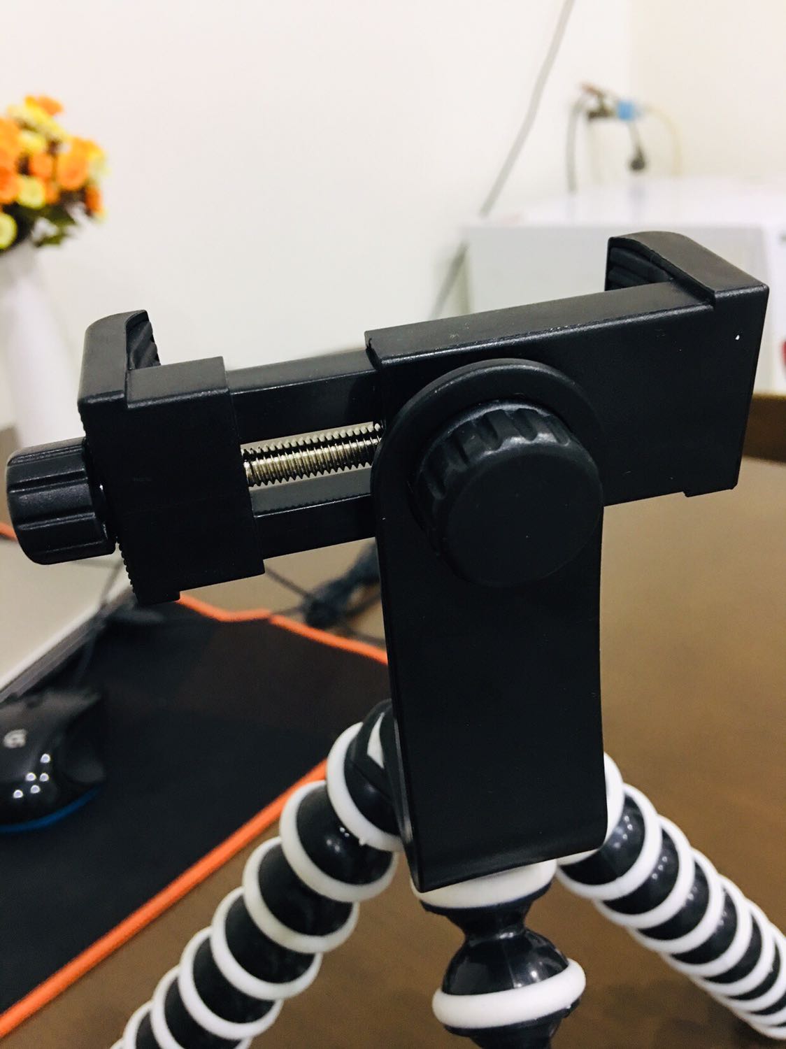 Sản phẩm ổn trong tầm giá, giữ chặt. Hàng giá này thì không thể chống rung rồi, còn lại thì không có gì để chê.