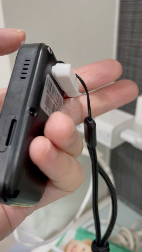 Lắp sim 4g & *** máy thì thấy sản phẩm định vị ok nha, app và hdsd tiếng Anh nên đọc hiểu cũng đơn giản. *** nghe gọi nt khẩn cấp này nọ cũng ok hết, vậy là dùng cho bé đi đâu thấy cũng yên tâm rồi. Máy có sẵn 80% pin, dùng thử cáp sạc đi kèm thấy cũng vào điện. Hy vọng pin sẽ bền.
Chỉ là expiration date tới đúng 1 năm sau khi kích hoạt, không biết đến lúc đó reset lại đc không ta?