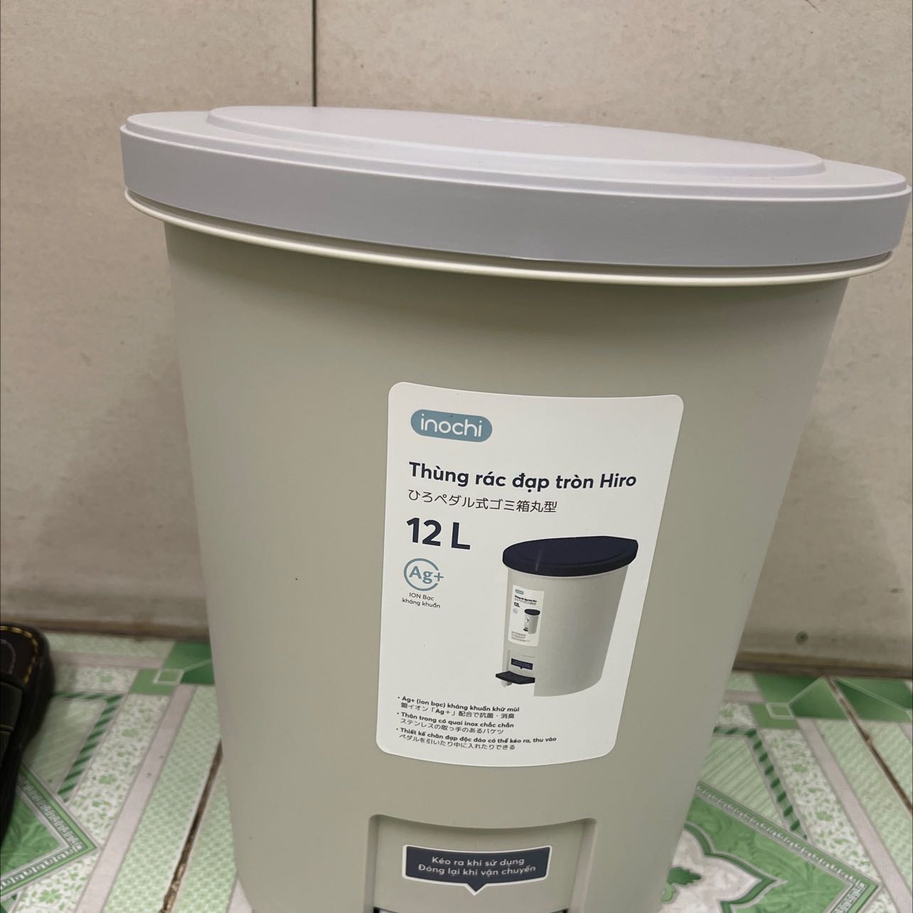 Thùng rất đẹp chỉ cảm thấy thiết kế chân đạp chưa hợp lý,hơi nặng!
