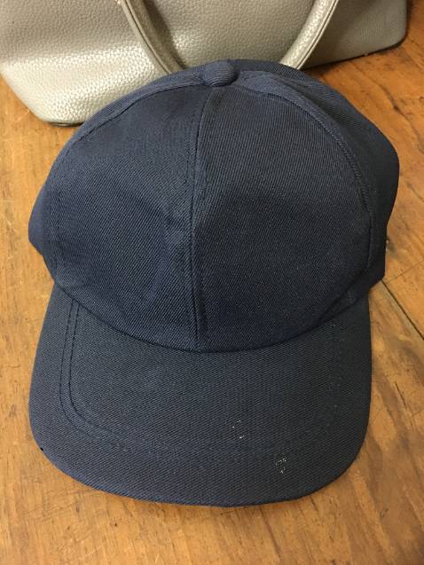 Ở ngoài là màu xanh dương nha (chụp lên hơi đen xí), tím với than là hông có nha :)). Mũ okie so với giá, mỏng nhưng đội cũng được, k bị xấu hay gì. Phần nới mũ là miếng dán nha mấy bạn.