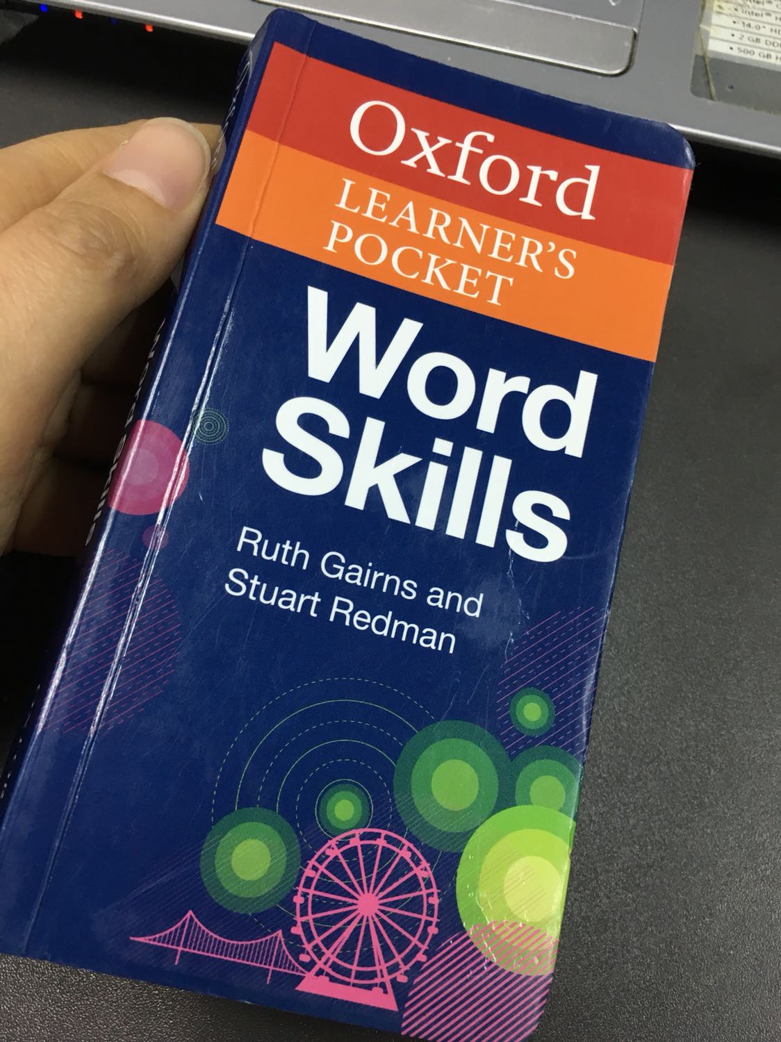 Không hài lòng với ngoại hình của sách này.
Mình tin tưởng nên không xem hàng trước khi nhận.
Mình mở hộp ra xem là cảm giác không biết nói gì.
Bìa sách bị nhăn, cũ, có rất rất nhiều vết trầy cả mặt trước và mặt sau của sách, có bụi bám, mép sách bị bị bong bong ra, bị dơ bám bẩn
Không hiểu đây là sách mới hay có phải là sách trưng bày đã bị nhiều người xem.
Không biết người đóng gói sản phẩm này có nghĩ người nhận sẽ buồn khi nhận được quyển sách không?
