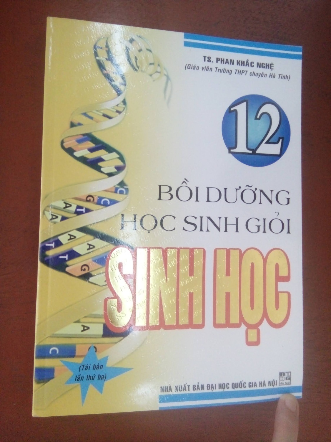 - Phần mép hơi vênh nhưng đè cái gì lên rồi để qua đêm sẽ uốn thẳng lại được.
- Bìa sáng, bóng, đẹp.
- Các trang xếp chưa đều nhau.
- Được cái bên trong nội dung trình bày tốt, kiểu chữ dễ nhìn.