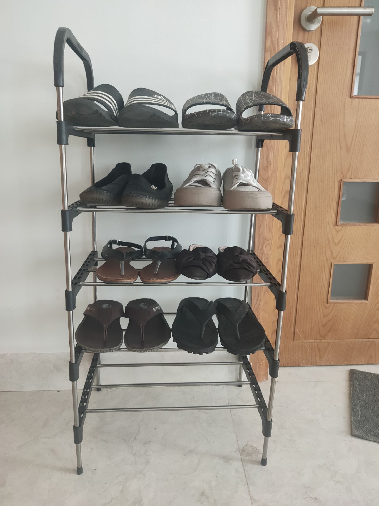 nhỏ , nhìn quá lỏng lẻo , ko giống như hinh, có thanh ngang bị nứt nhưng làm biếng đổi vì thủ tục rùm rà , nói chung đồ nào của đó đành chịu