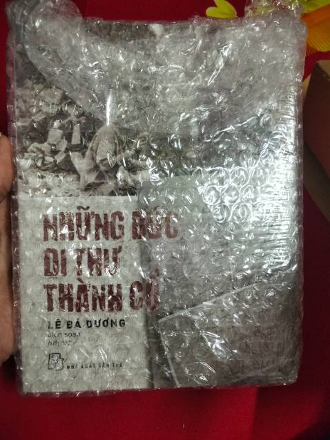" Đò lên Thạch Hãn ơi chèo nhẹ 
  Đáy sông còn đó bạn tôi nằm 
  Có tuổi hai mươi thành sóng nước 
  Vỗ yên bờ mãi mãi ngàn năm "
Những bức di thư trong 81 ngày đêm bảo vệ Thành cổ Quảng Trị là cuốn sách ai cũng phải đọc một lần trong đời. Để hiểu một thời đau thương của đất nước, biết thương non sông này đã mấy bận chia đôi, biết ơn hàng triệu người đã hòa mình vào lòng đất để bình yên chúng ta có được ngày hôm nay. Một cuốn sách chỉ vỏn vẹn 118 trang nhưng chất chứa biết bao sự đau thương, nhói lòng của người chiến sĩ gửi về cho gia đình. Tự hào là người Việt Nam 🇻🇳🇻🇳🇻🇳