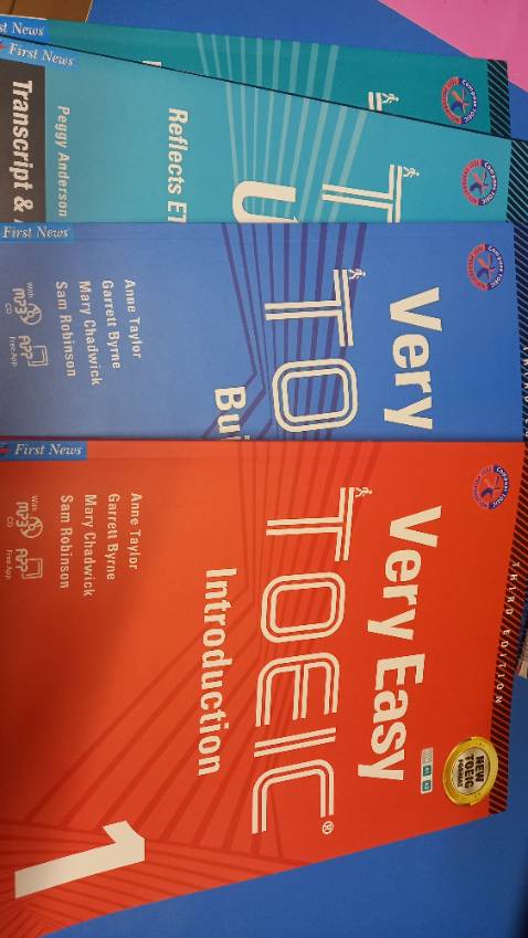 VET quyển 1 vs 2 ghi with CD nma ko có CD, may là 2 cuốn này ko có CD cũng ko sao
Free app thì hơi khó tải, mình p dùng bản web
Answer key thì khó tìm, rắc rối
Nói chung bộ sách này nội dung hay, in đẹp, file nghe quét QR cũng nhanh nhưng về mặt thiết kế thì chưa thực sự thuận lợi cho người dùng
Anw thì mua sách lần này khá rẻ và tiki giao hàng nhanh