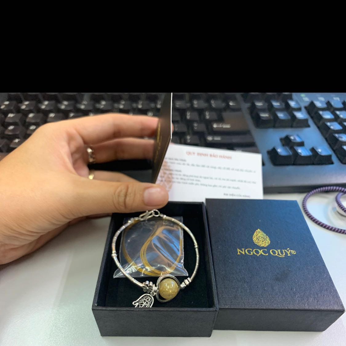 Sản phẩm sáng đẹp như hình web. Giao hàng nhanh chóng. Hộp đẹp sang trọng. Bảo hành chu đáo. Shop còn gửi thêm dây đan để dự phòng rất ưng. Trải nghiệm mua vòng bạc online cực hài lòng.