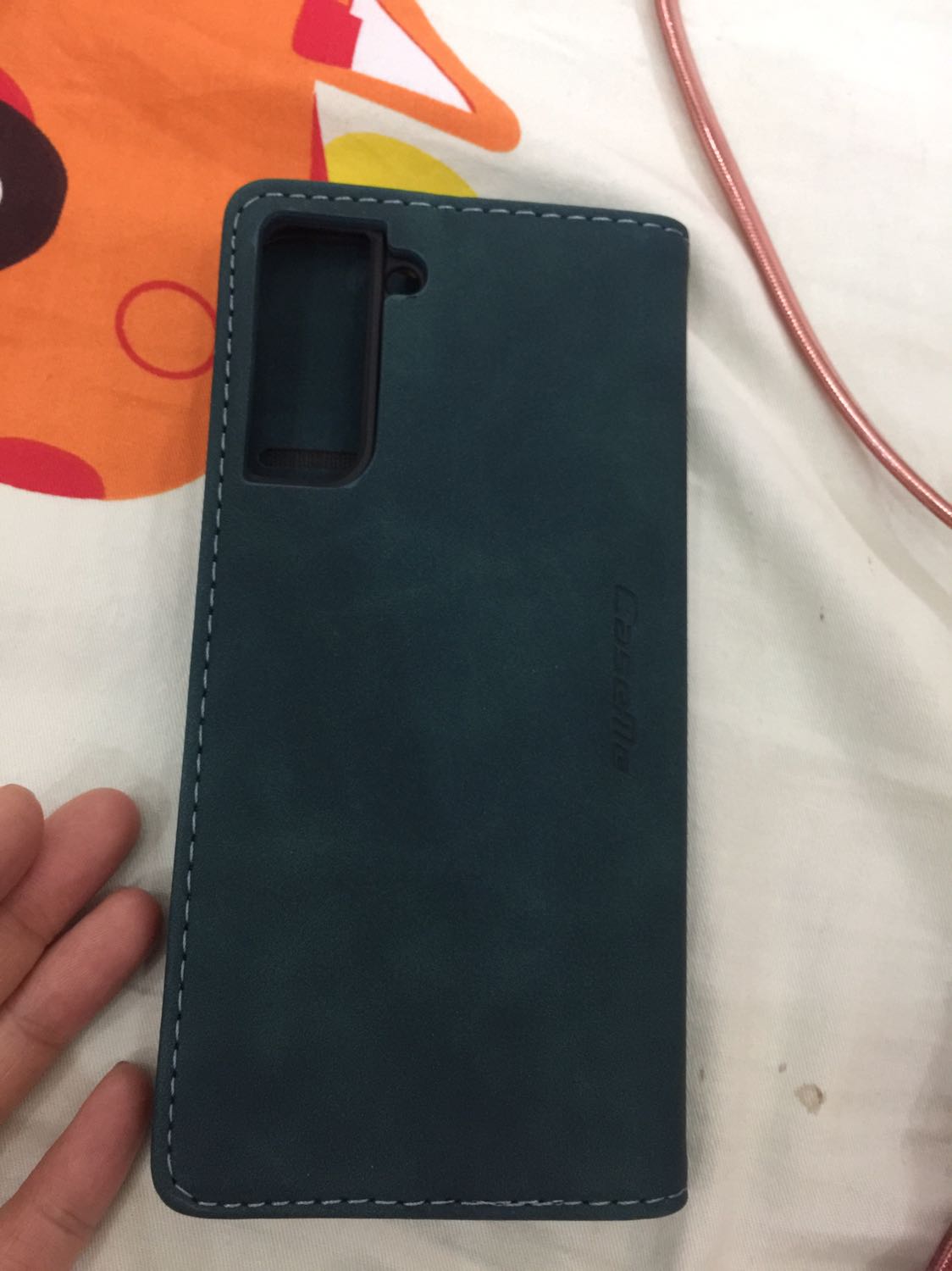 Nhìn siêu đẹp sang, có ngăn đựng thẻ, bảo vệ tốt điện thoại, chỉ có điều không biết có bền không