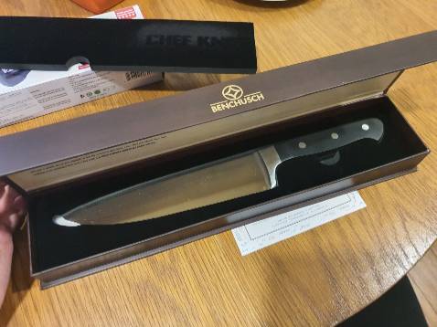 Chưa biết khả năng giữ lưỡi như thế nào, nhưng trước mắt thì rất ổn. Dao cực kỳ sắc. 
Cán dao to và hơi nặng, cầm chắc chắn, nhưng là dạng cán vuông, nên cầm lâu sẽ hơi cấn tay. 
Hộp đựng dao cũng khá đẹp & sang. 
May mắn được shop tặng thêm 1 cái mài dao 3 cấp dùng rất thích.