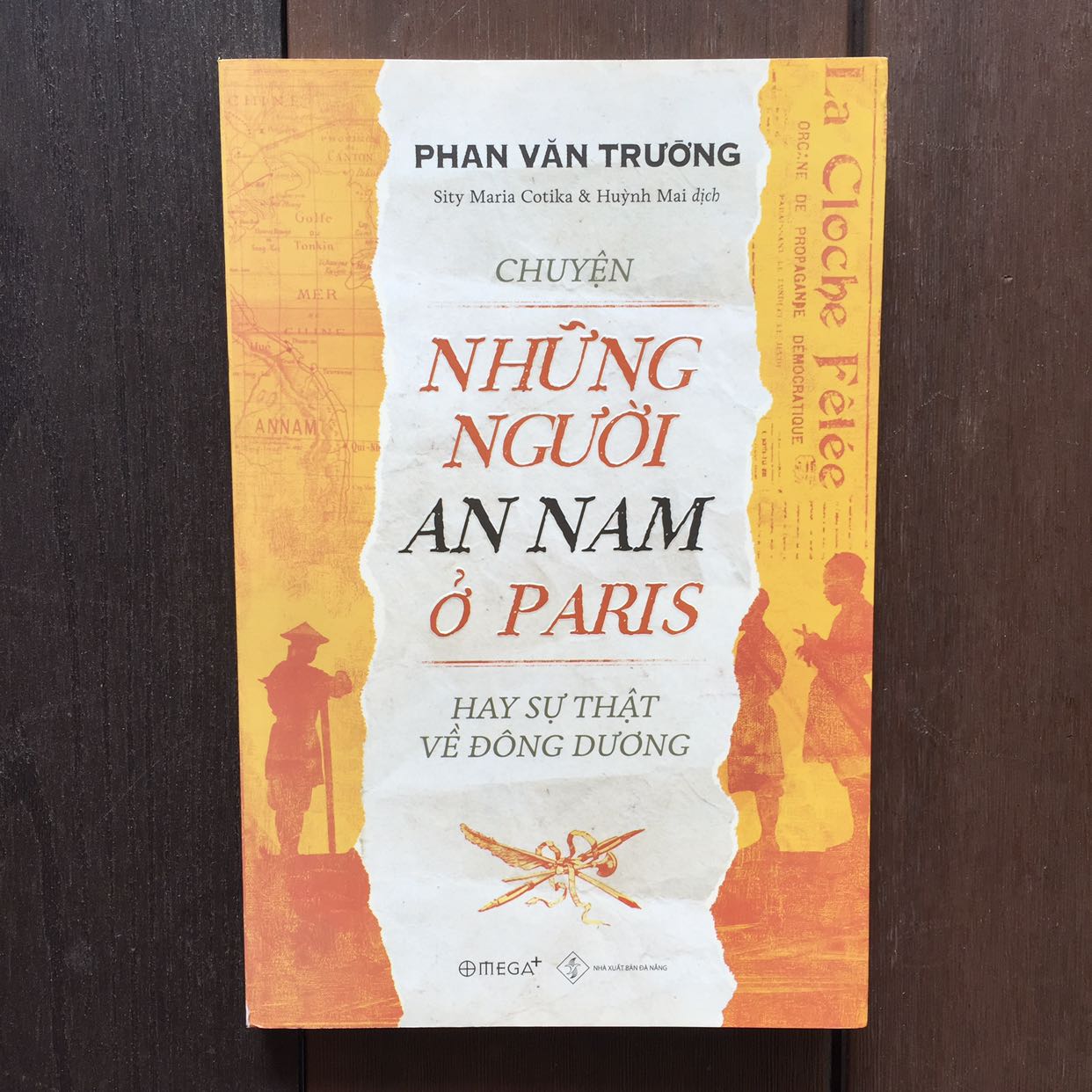 Đánh giá này không nhằm vào nội dung cuốn sách.
Sách rất đẹp, giấy đẹp, in ấn rất cẩn thận.
Tiki giao hàng nhanh nhưng khâu lấy hàng từ kho và đóng gói sách thực sự chưa tốt, rất kém. Sách khổ to, cả bìa cứng lẫn bìa mềm không được gói màng xốp và chèn lót hộp, dẫn đến khi vận chuyển bị móp bìa, gãy gáy, sờn cạnh sách rất đáng tiếc. Đã có rất rất nhiều ý kiến phản hồi của khách hàng về vấn đề này của Tiki nhưng chưa thấy được cải thiện.. Không biết bao giờ Nhà sách Tiki sẽ thay đổi tích cực hơn!?