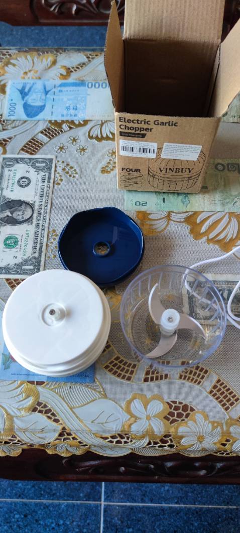 Sản phẩm tốt, xay rất mạnh, lưỡi dao rất bén,kiểu dáng đẹp dễ lắp ráp và vệ sinh. Tiki giao hàng siêu nhanh và chuyên nghiệp