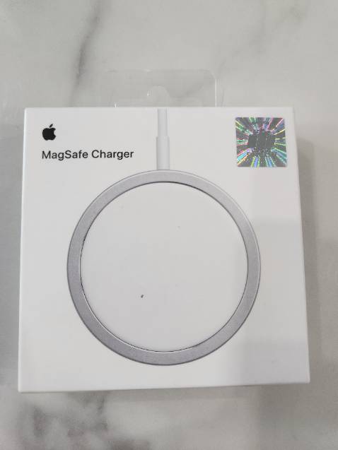 Bao bì đúng hãng Apple, hít chắc chắn, đã thử cắm sạc có vào điện, đánh giá trước 5* Hy vọng tốc độ sạc nhanh.