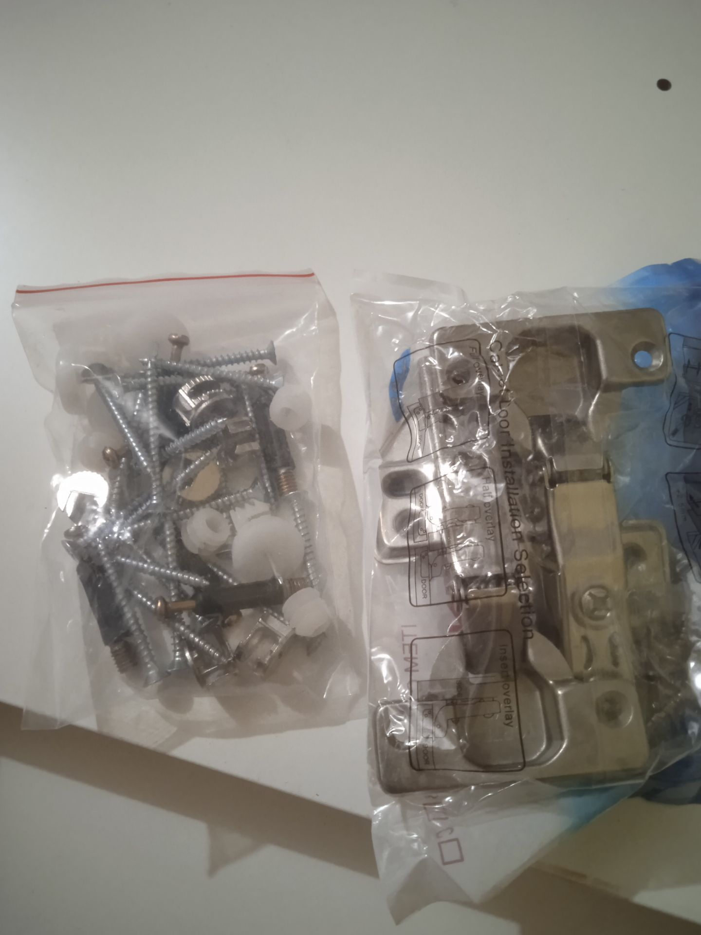 Nếu ai còn chần chờ thì hãy mua đi ạ , lúc đầu em cũng hoang mang đọc cmt rồi 50/50 muốn mua nhưng sợ không như ảnh , xog qd mua luôn , nhận hàng tiki cho đồng kiểm , a shiper vv , shop cũng có ib tl câu hỏi , các bạn khôg có gì phải xoắn cả , cứ xem kĩ tờ hướng dẫn á , xem kĩ ơi là kĩ vào , em dành chưa đến 1h là lắp xog , đẹp ạ , thấy nhiều cmt nói khoan lệch lỗ này kia , các bạn cứ thay vị trí sao cho phù hợp là dc ạ . Đẹp gọn rẻ đựng dc rất nhiều thứ . Mọi người ủng hộ cho shop nhé