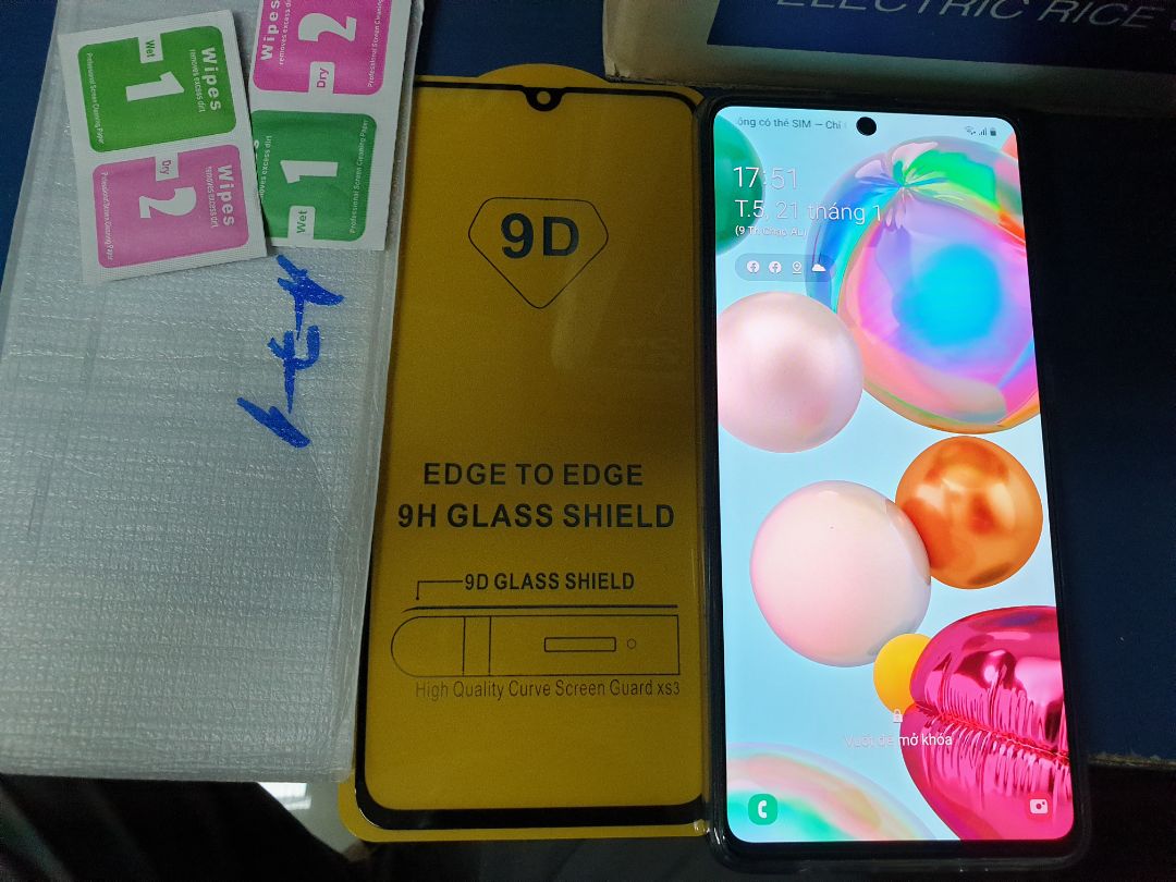 đặt mua miếng dán a71. a71 là có camera đục lỗ. mà lại giao miếng dán có camera hình giọt nước