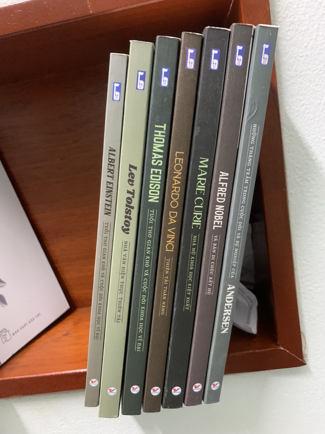 Buôn bán ***, thu tiền đủ 8 cuốn mà giao hàng chỉ có 7 cuốn. Đề nghị tiki kiểm tra kỹ lưỡng trước khi giao hàng. Tiki làm ăn riết chán quá !!