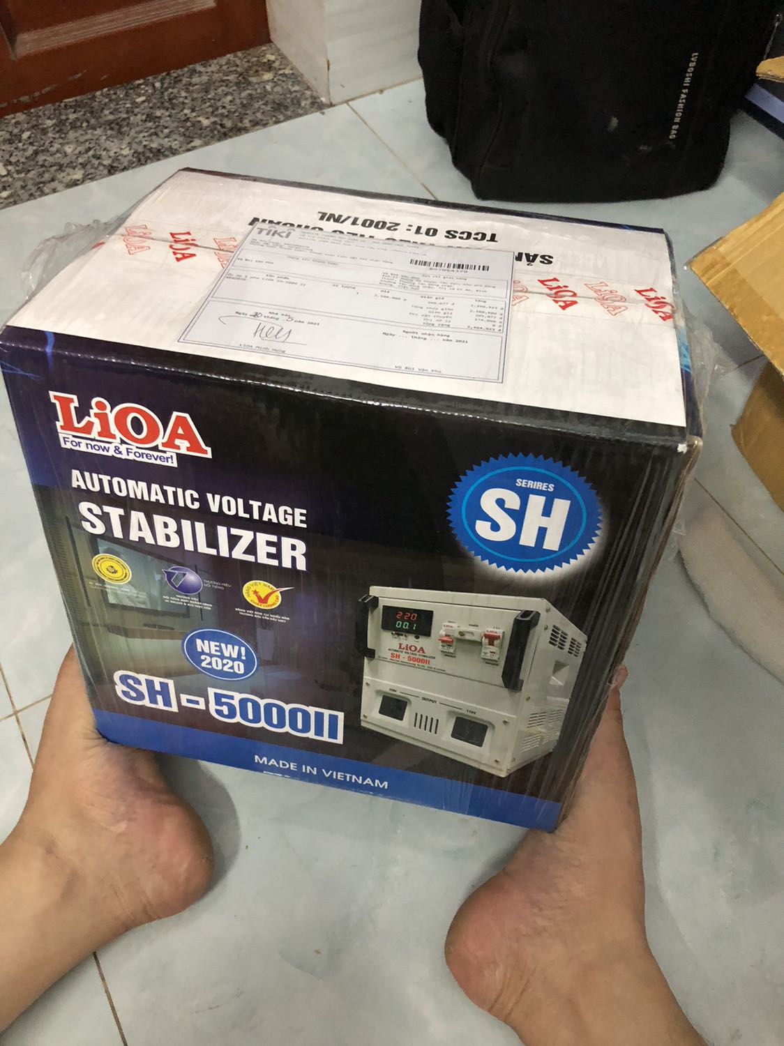 Mua cả tuần giờ mới lắp lên đc. Lâu nay đèn đóm tới tối mở không lên, nay điện mạnh mở đèn mà loá hết cả mắt.