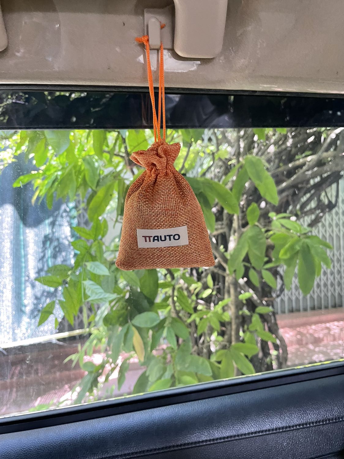 Sản phẩm đúng mô tả, mua 2 túi treo xe cảm nhận có khác biệt. Nhân viên giao hàng rất lịch sự, sẽ ủng hộ Tiki và shop.