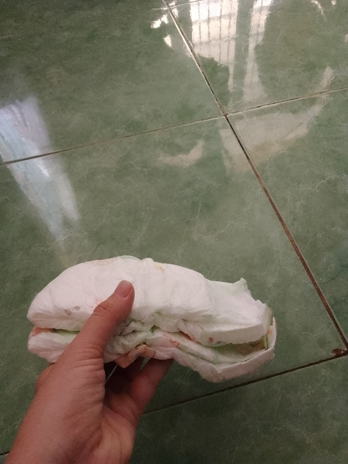 tã này dày, hơi bí nóng nha các mom, dc cái dày nên thấm hút tốt. Nói chug cũg ổn chỉ là hơi dày nên bị bí nóng tí thôi