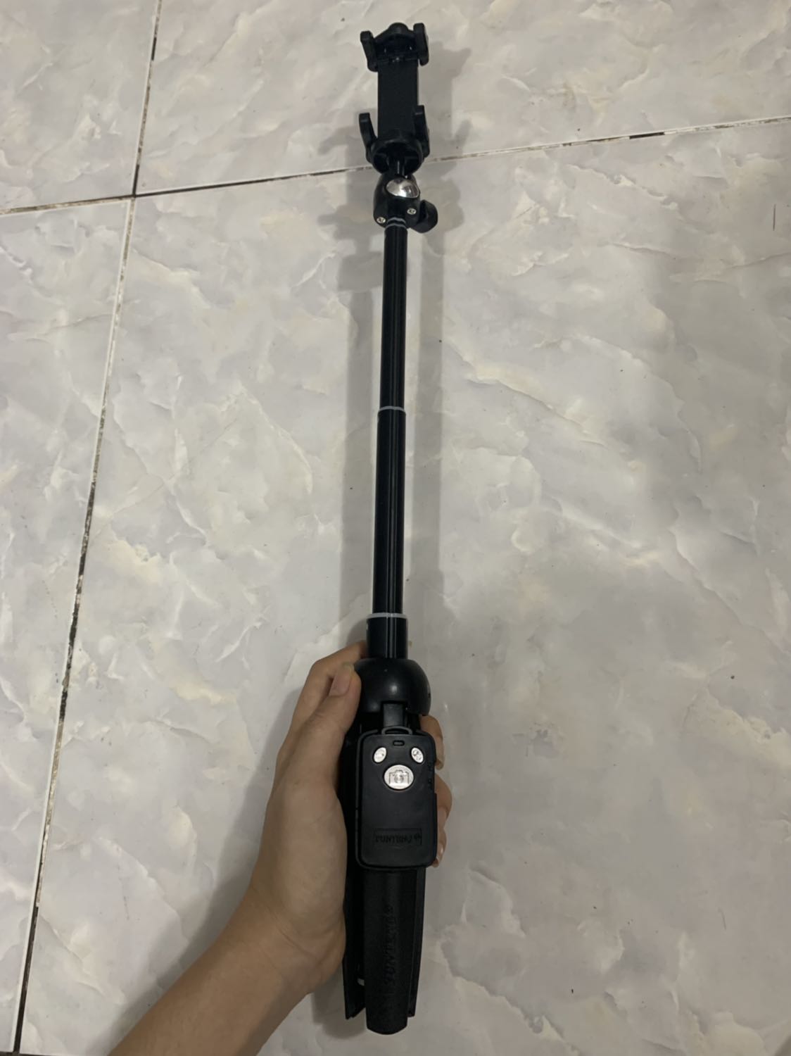 Hàng chuẩn chính hãng , cầm chắc tay , linh hoạt chụp mọi góc độ , có remote chụp ảnh từ xa ,tích hợp cả cầm tay và tripod rất tiện lợi !