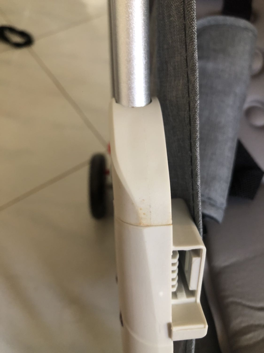 Xe đẩy ok, chỉ hơi cồng kềnh 1 xíu thôi, dễ lắp ráp và sử dụng. Điểm trừ nhỏ là mình nhận hàng bị dơ chỗ khớp nối.