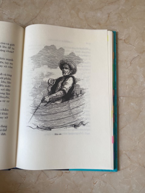 Ấn bản này được Đông A dịch mới, kèm minh hoạ đẹp mắt. Cuốn này được làm bìa cứng áo ôm. Bìa trong nhìn sang, xịn đẹp giống "Cuốn theo chiều gió" bìa cứng mà Đông A đã làm. Bản dịch này mình ưng ý. Nội dung sâu sắc, càng đọc càng thấy tâm đắc.