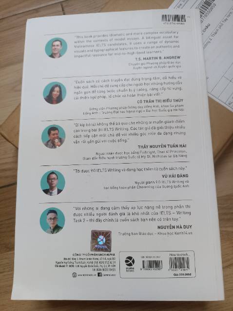 Giao hàng cực nhanh, đóng gói chưa kĩ lắm vì sách bị cong ở mặt sau và hơi dơ, nhưng nhìn chung chất lượng ổn nha cả nhà. Nên mua nè