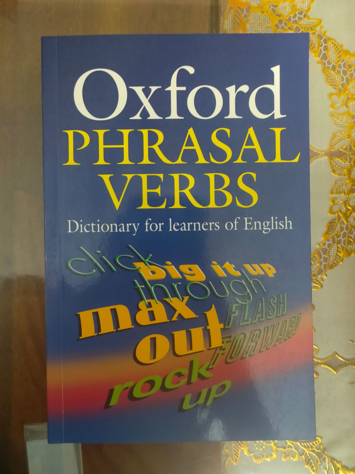 Tiki giao sách nguyên vẹn. Sách nhỏ hơn kích cỡ cuốn của Advance nhé các bạn. Nội dung sách rất chi tiết, mình mua sách để phục vụ cho nhu cầu nâng cao khả năng viết và dịch thuật là chính, nhưng các bạn muốn trau dồi kĩ năng nói thì đây cũng sẽ là cuốn từ điển mà bạn sẽ thấy rất hữu ích để bổ sung vào kệ sách của mình ?