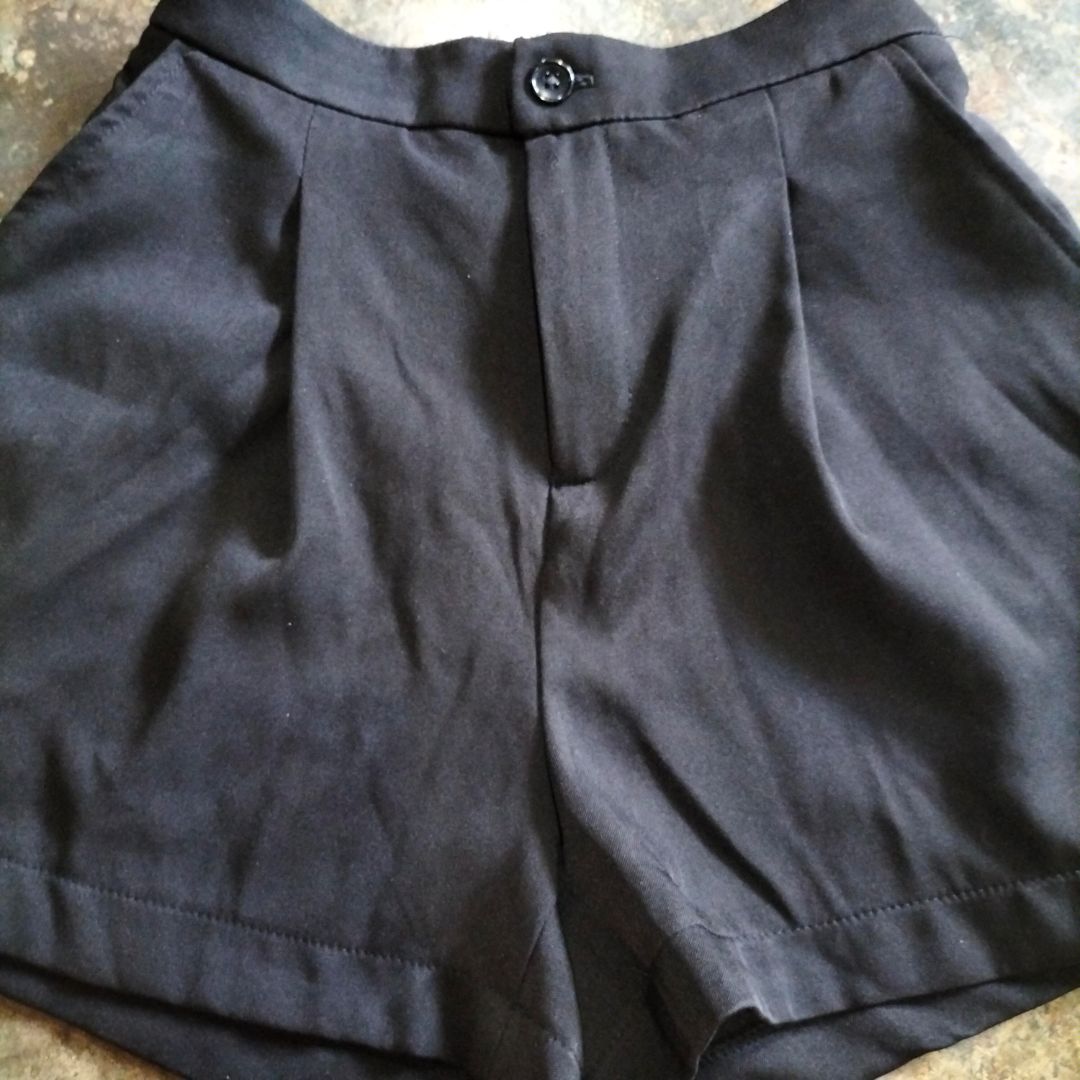 vải quần mềm mịn sờ rất thích, mặc lên rất đẹp