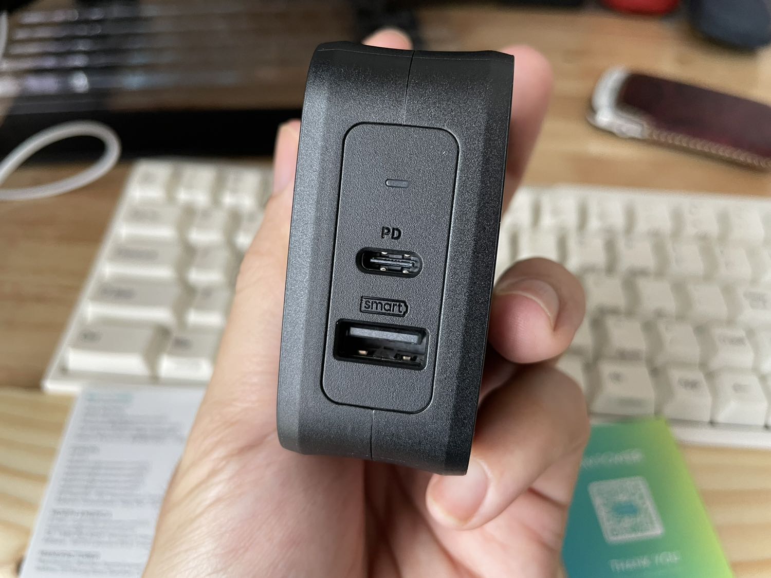 Sản phẩm làm bằng nhựa sần, hoàn thiện chắc chắn chứ không như các bạn khác nhận xét.
Nhỏ gọn nhưng cầm khá đầm tay. Chân gập chắc, đanh, cắm dính gọn vào ổ điện.
Rất đáng mua. Tikinow ship thần tốc.