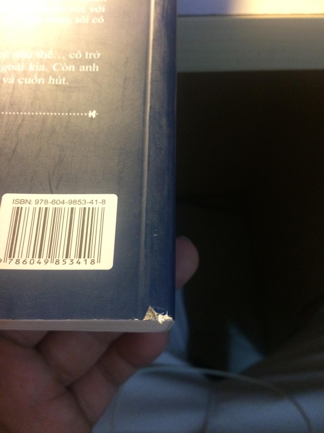 Truyện ngay sau khi được bỏ ra khỏi hộp của tiki thì đã làm cho tâm trạng của mình từ vui sướng hồi hộp và thầm cảm ơn Tiki vì giao hàng khá nhanh thành là thất vọng với khuôn mặt méo xệch. Không thế tưởng tượng được độ xước, bẩn, bám bụi. Nhìn vào cuốn truyện mà thấy sót thương thay cho nó. Nhiều chỗ ở mép cuốn sách còn quăn và rách, trông nhìn như đã mua được mấy năm vậy. Nhìn mà thấy đây không giống sách mình mua ở Tiki mà như mua ở chợ sách cũ vậy. Hay do là từ năm 2018 còn hàng tồn nên bên Tiki gửi cho khách những cuốn cũ như này. Thất vọng
