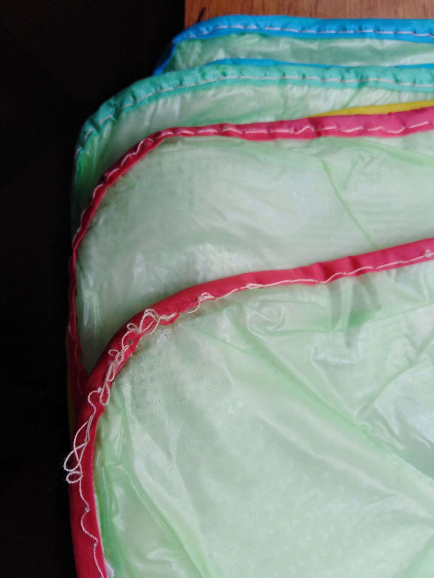 Sản phẩm quá tệ, lớp nilon nhăn nhúm, đường may quá xấu, hàng mới về mà đã sắp bung chỉ rồi.
Xin gửi trả hàng.