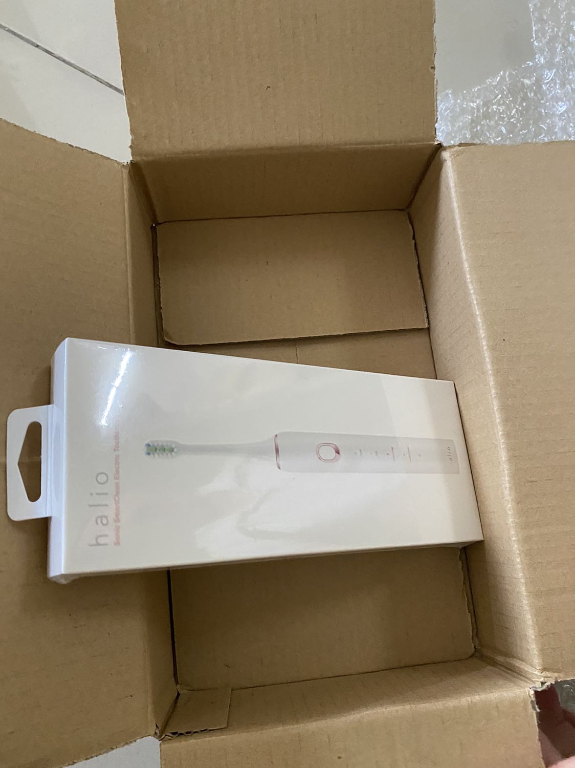 Lúc mua có quà tặng kèm theo, khi nhận hàng thì mở ra trống trơn. Biết vậy không mua.