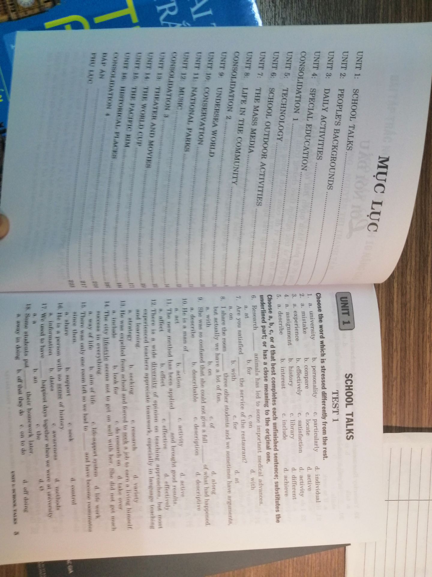 Sách theo chương trình cũ nha các bạn. Mỗi Unit  có 3 ***. Bạn nào từng mua sách "Bài tập trắc nghiệm" 10, 11...sẽ không lạ gì cách trình bày và cấu trúc này của sách.