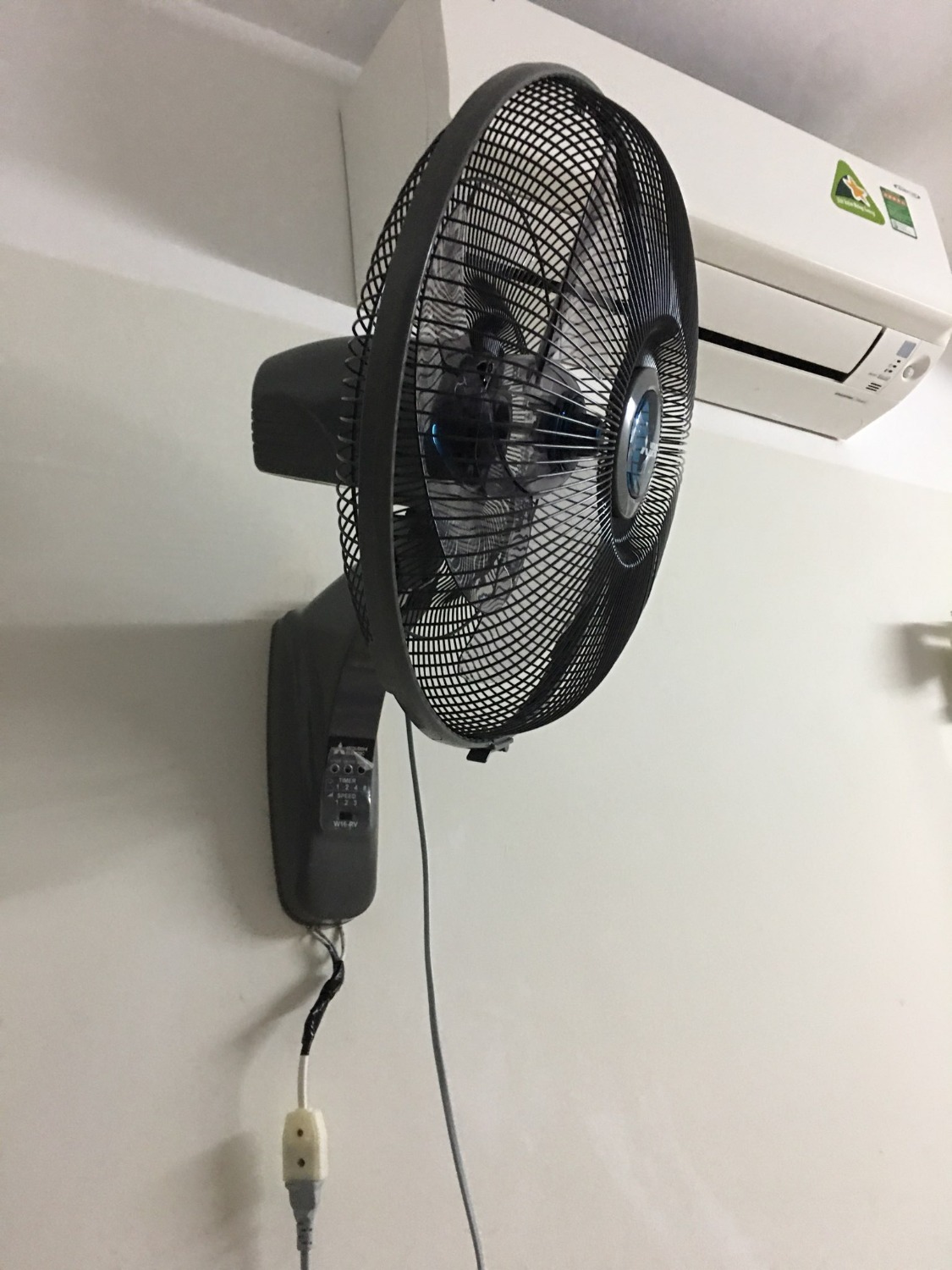 Quạt tốt, nhưng lắp lên tường tạo tiếng ù vọng ra từ tường rất lớn, chưa biết làm sao để khắc phục, tiếng ù rất nhức đầu, lắp trong phòng ngủ ko được. Quá thất vọng, tưởng đâu mua quạt xịn thì xài sướng hơn, thua quạt ASIA rồi. Về phần Tiki thì giao hàng rất nhanh!