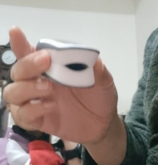 Shop đóng gói cẩn thận, gửi hàng đúng hạn. Máy đo có kèm pin và túi bọc. Mình đo thử 2 lần thấy ổn.