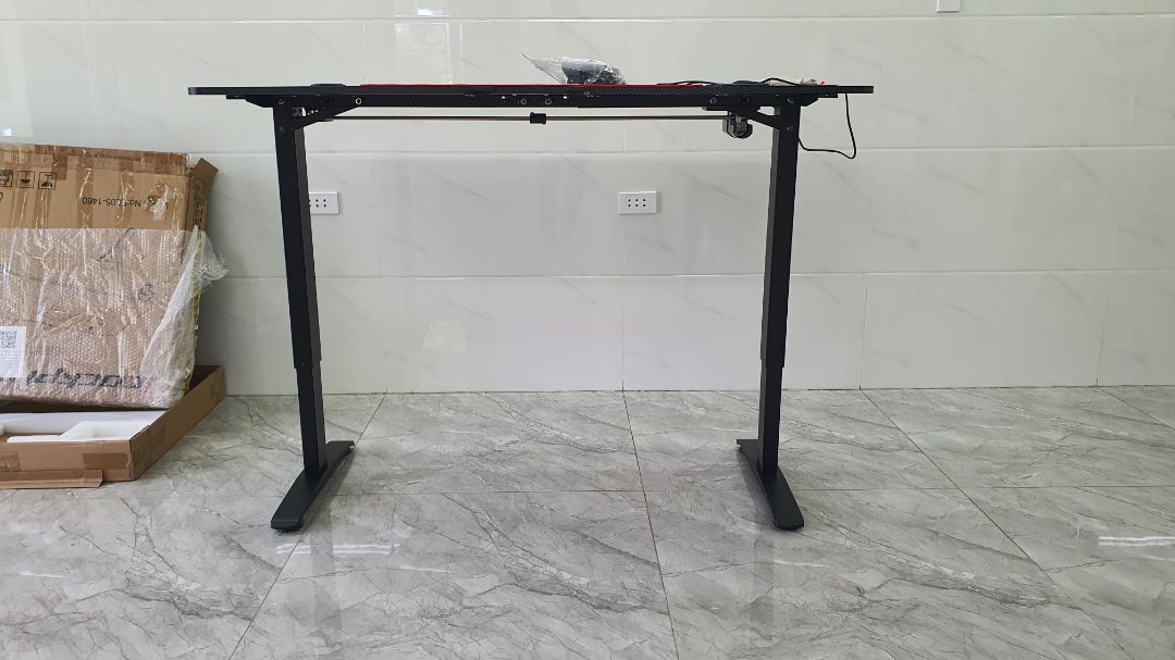 Bàn thiết kế tốt, khung sắt chắc chắn, vững. Hướng dẫn rõ ràng, dễ lắp đặt.