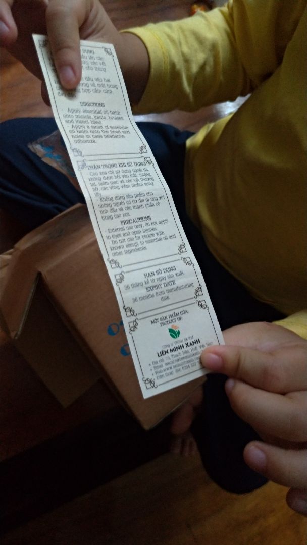 Mùi tinh dầu rất thơm, hộp đóng gói đẹp, có cả  hướng dẫn sử dụng và thành phần rõ ràng. Nhóc của nhà mình dùng thử rất thích. Sẽ tiếp tục ủng hộ shop!