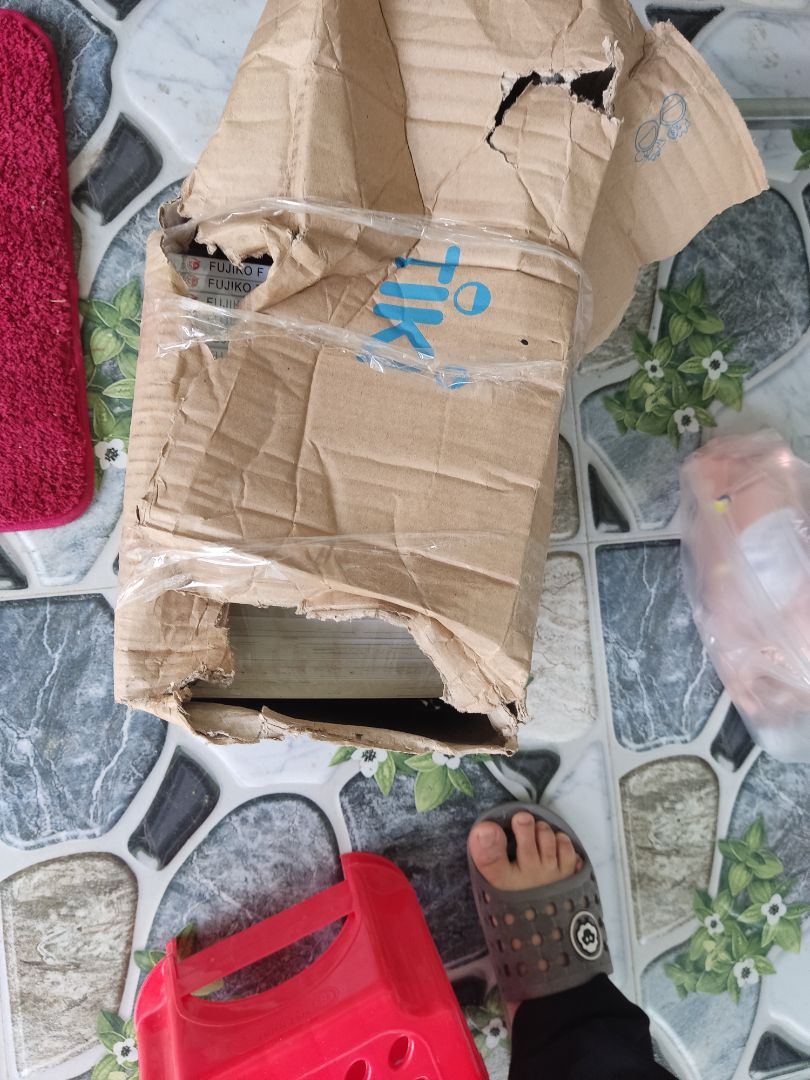 Mình đã từng nghe tới việc Tiki khâu gói hàng khá tệ, nhưng bây giờ mình mới thấy tận mắt. Quả thực quá tệ ạ. Rất may sách bên trong không ảnh hưởng gì nhiều nên mình vẫn chấp nhận lấy hàng. Rất mong cải thiện thêm về khoản này