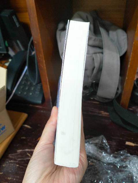 Giao hàng nhanh, nhưng khi nhận sách thì k có bọc gì cả, đóng trong mỗi hộp không. Mình mua sách trên Tiki Trading nhiều lần, cũng biết Tiki Trading bọc k cẩn thận, nhưng chưa lần nào gặp sách bị bẩn thế này.