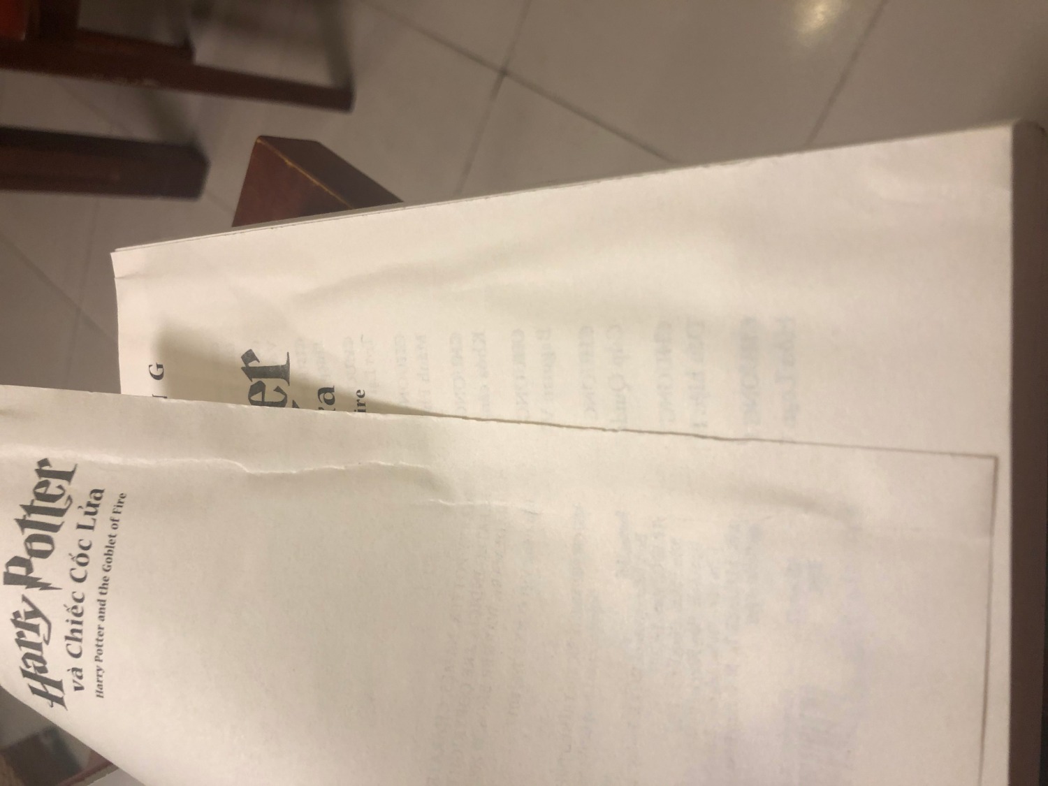 Gửi Tiki
Tôi đã nhận được 4 cuốn sách Harry Potter 1-4, tuy nhiên, cuốn 2,3 có bọc kính cẩn thận, cuốn 1 bọc kính bị rách tung ra khỏi sách, tập 4 yêu cầu tiki đổi lại cho tôi, lý do: 
1; sách không có  bọc giấy kính bảo vệ bên  ngoài
2: Sách bẩn, cắt xén không tươm tất
3: Sách in lỗi, bìa và các trang trong không phẳng phiu
Xin xem hình đính kèm. 
4: các cuốn tôi thấy in giấy màu hơi tối xỉn