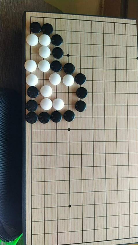 Bàn cờ đẹp mới đầu mở ra hơi có mùi, cứ tưởng to nhưng rất nhỏ cute mik đổi qua hộp lớn cho dễ bóc quân đủ ko thíu khá ok. Cờ có nam châm nên bám khá tốt
Shop giao hàng nhanh đặt hôm sau là về đặc biệt là anh admin rấc là cutee haaa