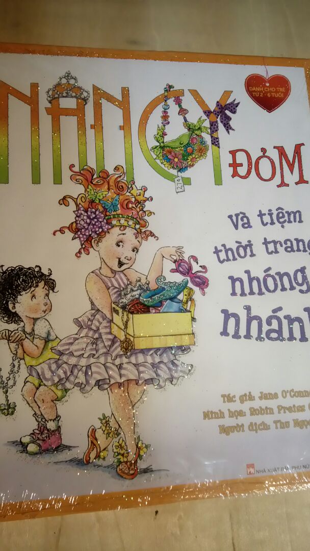 Sách khổ to, bìa cứng, in màu trên giấy bóng, còn nguyên màng co. Bìa ngoài còn phủ nhũ "nhóng nhánh" rất đẹp