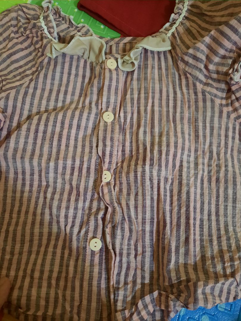 cùng 1 size cùng 1 shop nhưng bộ này size to hơn các sp khác, áo thì mỏng cà giặt dễ nhăn, màu ko đẹp, quần thì dây chun giản quá nhanh