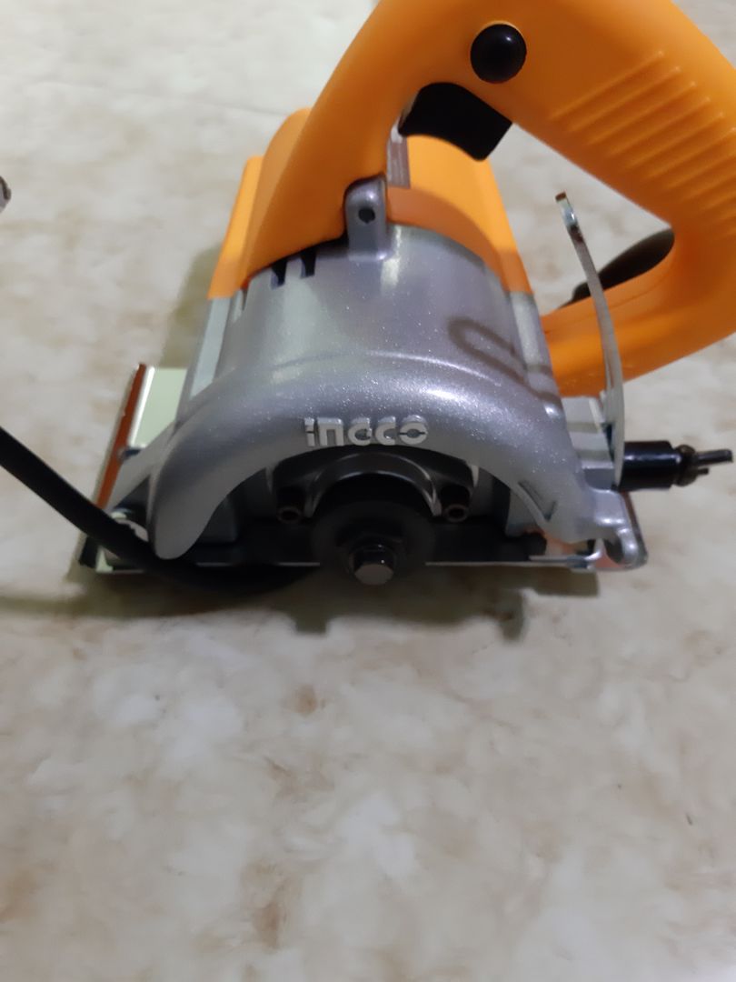 sao máy không có lưỡi cắt sao mà cắt trời.
Bán máy phải có lưỡi đi kèm chứ .