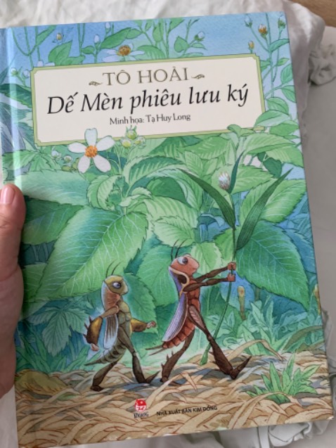 Phong cách viết phù hợp với ngày xưa nhưng so với bây giờ mình thấy bị chõi, nhất là các gia đình trẻ hiện đại có con cái làm quen với văn hoá tây phương thì đọc sách này ko hiểu gì vì từ ngữ rất "kiếm hiệp", khi mình đọc cho con mình phải tóm tắt nội dung và thay đổi từ ngữ cho dễ hiểu và con mình cũng khá sốc khi mở đầu truyện đã có nhân vật chết oan chỉ vì chú dế Mèn (bé 6t) Mặc dù tựa sách nghe rất hấp dẫn cho trẻ nhỏ, cá nhân mình thấy sách này người lớn đọc hợp hơn hoặc dành cho trẻ 9+ với vốn tiếng Việt phong phú.
Bên cạnh đó thì minh hoạ tuyệt vời, lý do mình mua sách vì minh hoạ là chính.