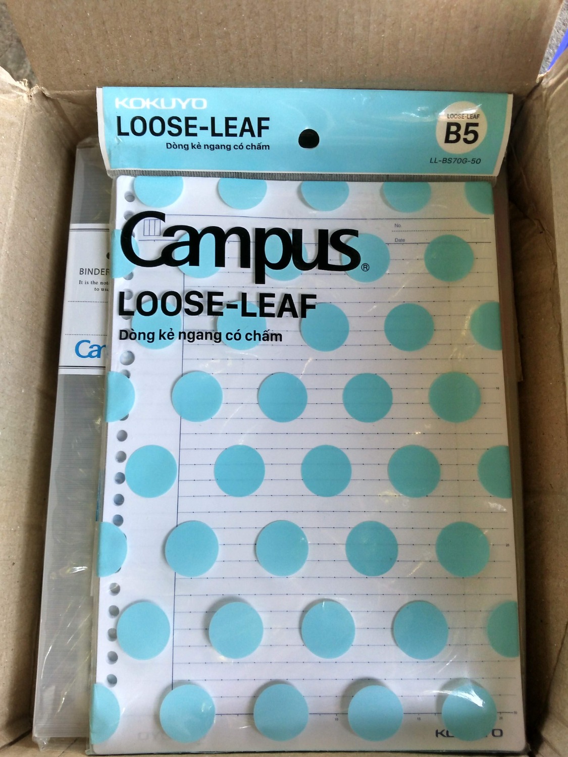 Giấy 70gsm nhưng viết rất êm và cảm giác dày và sướng hơn nhiều so với các loại giấy có trong vở khác như Hồng Hà, Hải Tiến có quảng cáo cùng chất lượng (70gsm).