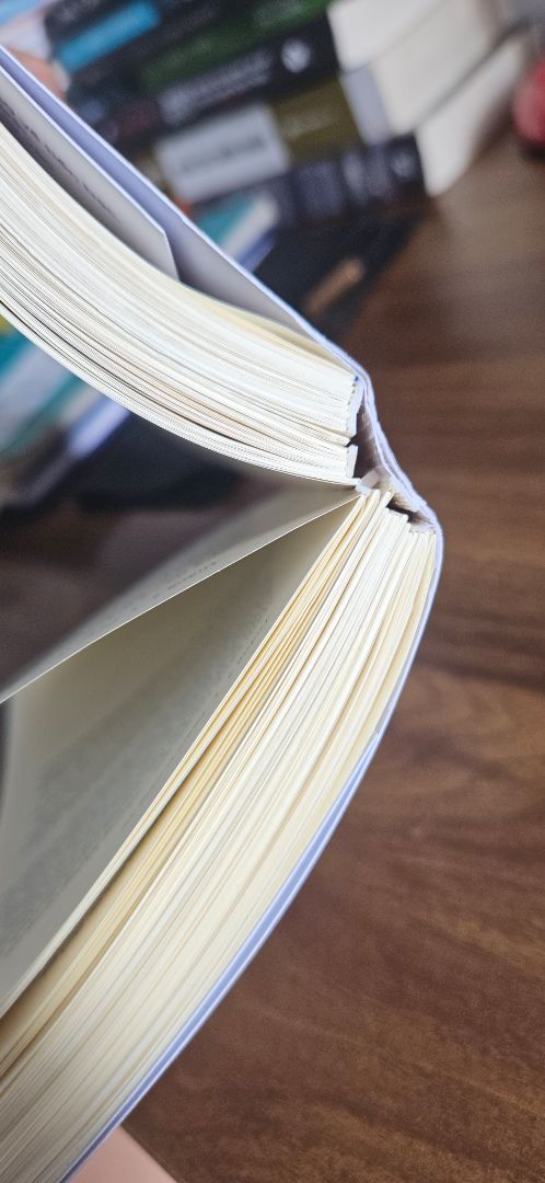 Sách nhanh bong keo, đóng dở tệ.