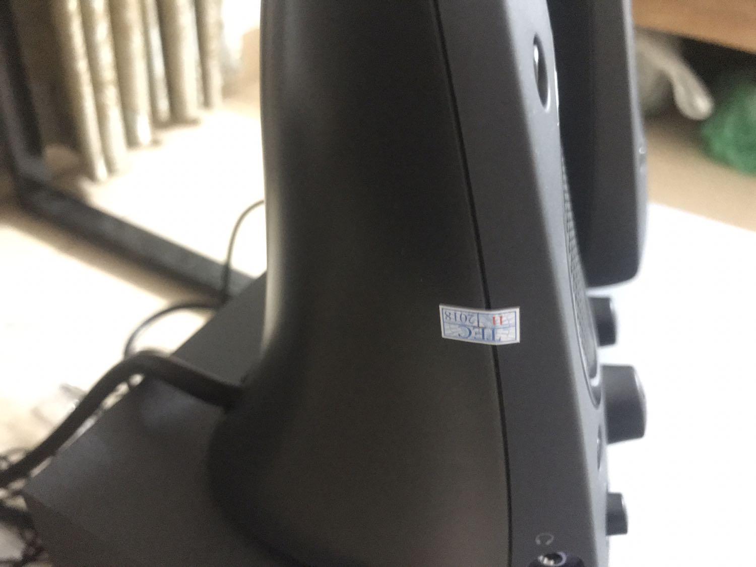 Loa này thì bass sâu , mid hơi tối , chất lượng cũng ổn cho các bạn thích nghe dãnce , edm . Có 1 vấn đề khi mình mở sản phẩm ra thì bị rách tem bảo hành . Gọi tiki nhưng mãi k thấy trả lời . Các bạn mua hàng khi nhận hàng thì chú ý bóc hết ra kiểm tra các kiểu trước khi thanh toán nhé . Mình bỏ tiền ra mua hàng mới mà lại mua phải hàng k được bảo hành thế này thì khá mệt .